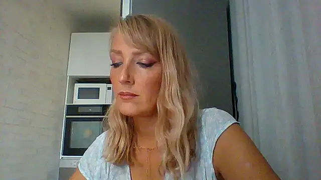 Snapshot of Vexxaa chatting on 09.10.25 Vexxaa online show from 09.10.25