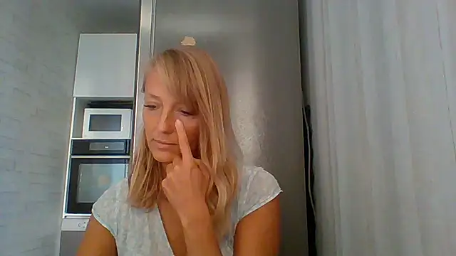 Snapshot of Vexxaa chatting on 09.13.25 Vexxaa online show from 09.13.25