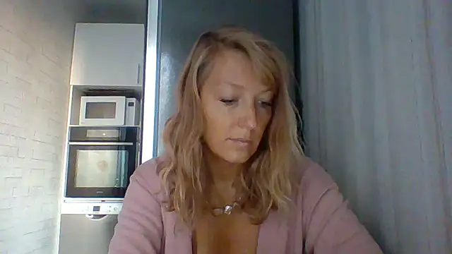 Snapshot of Vexxaa chatting on 09.20.25 Vexxaa online show from 09.20.25