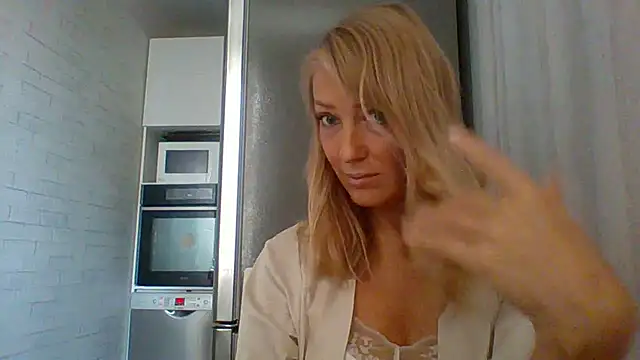 Snapshot of Vexxaa chatting on 09.25.25 Vexxaa online show from 09.25.25