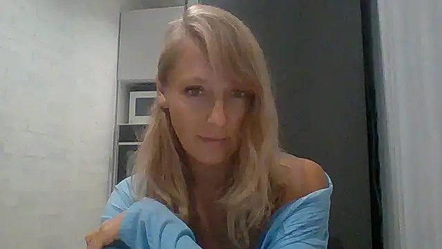 Snapshot of Vexxaa chatting on 10.03.25 Vexxaa online show from 10.03.25