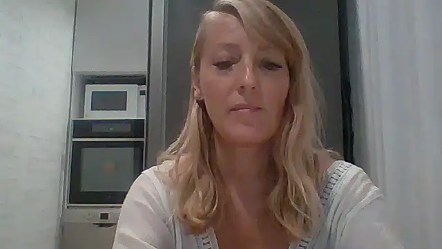 Snapshot of Vexxaa chatting on 10.04.25 Vexxaa online show from 10.04.25