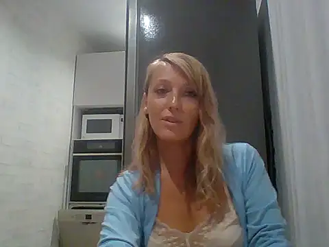 Snapshot of Vexxaa chatting on 10.05.25 Vexxaa online show from 10.05.25