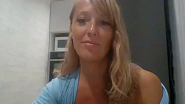 Snapshot of Vexxaa chatting on 10.06.25 Vexxaa online show from 10.06.25