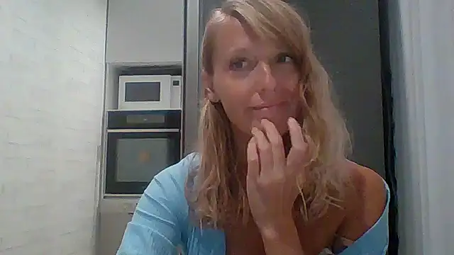 Snapshot of Vexxaa chatting on 10.07.25 Vexxaa online show from 10.07.25