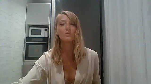 Snapshot of Vexxaa chatting on 10.10.25 Vexxaa online show from 10.10.25