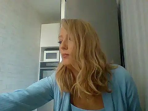 Snapshot of Vexxaa chatting on 10.12.25 Vexxaa online show from 10.12.25