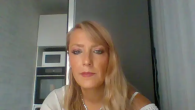 Snapshot of Vexxaa chatting on 10.18.25 Vexxaa online show from 10.18.25