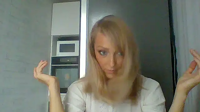 Snapshot of Vexxaa chatting on 10.19.25 Vexxaa online show from 10.19.25