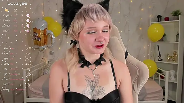 Snapshot of Tori_Cutie chatting on 10.01.25 Tori Cutie online show from 10.01.25