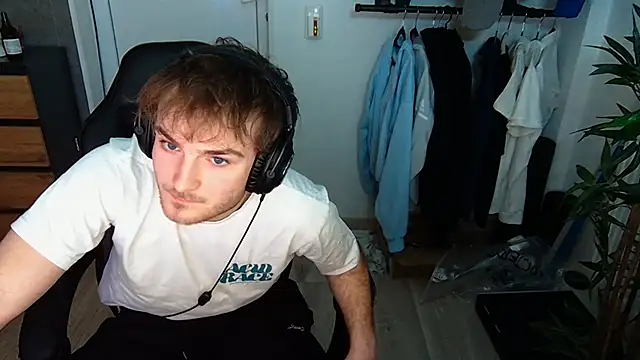 Snapshot of Rudi2007Eye chatting on 02.25.26 Rudi2007Eye online show from 02.25.26