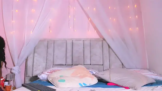 Snapshot of Rachellcooperrr chatting on 10.03.25 Rachellcooperrr online show from 10.03.25