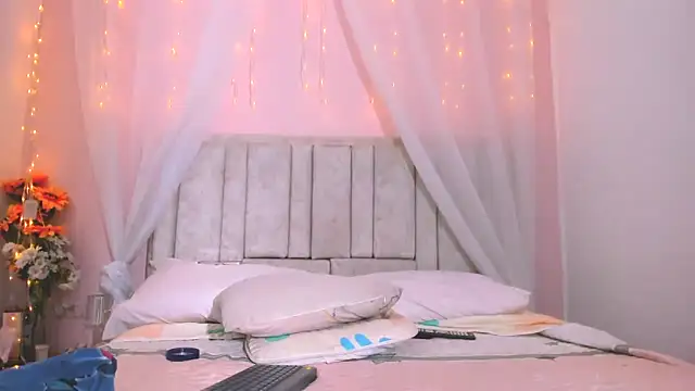 Snapshot of Rachellcooperrr chatting on 10.19.25 Rachellcooperrr online show from 10.19.25