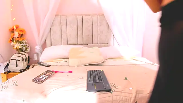 Snapshot of Rachellcooperrr chatting on 10.20.25 Rachellcooperrr online show from 10.20.25