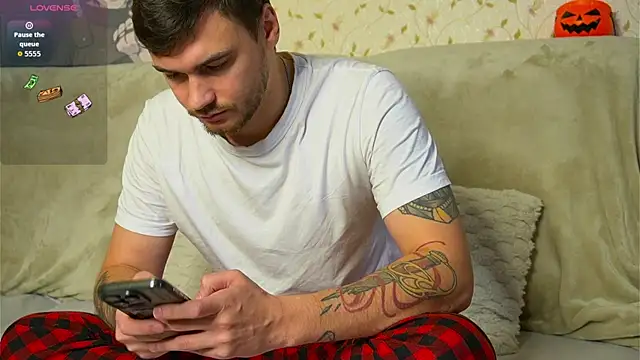 johnstoneisland online show from 10.14.25