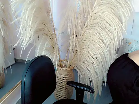 Snapshot of nathalialoes1 chatting on 10.17.25 nathalialoes1 online show from 10.17.25