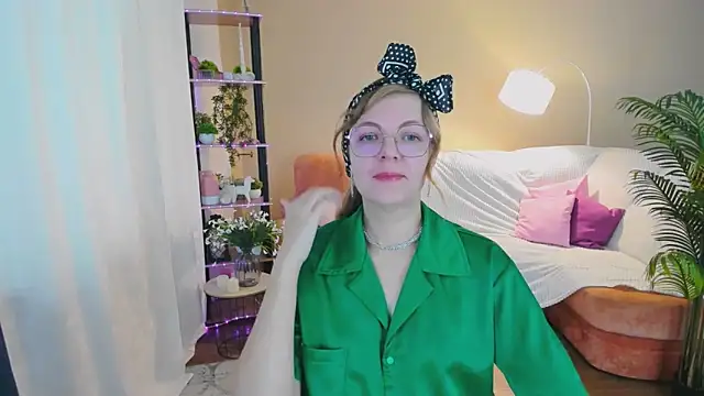 Snapshot of YourUniverser chatting on 09.21.25 YourUniverser online show from 09.21.25