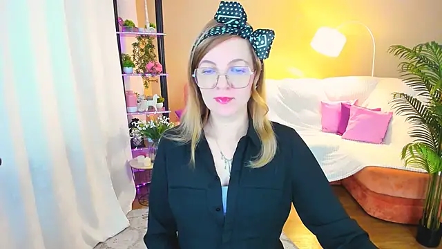 Snapshot of YourUniverser chatting on 09.24.25 YourUniverser online show from 09.24.25