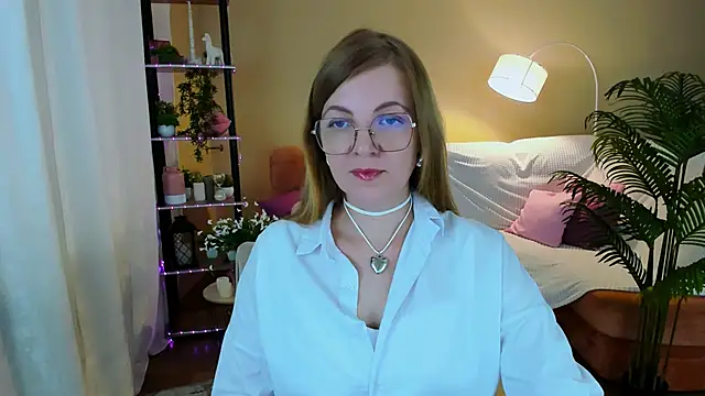 Snapshot of YourUniverser chatting on 10.03.25 YourUniverser online show from 10.03.25