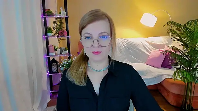 Snapshot of YourUniverser chatting on 10.05.25 YourUniverser online show from 10.05.25