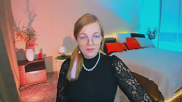 YourUniverser online show from 11.04.25