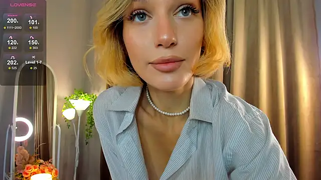 Ice Strawberry online show from 09.18.25