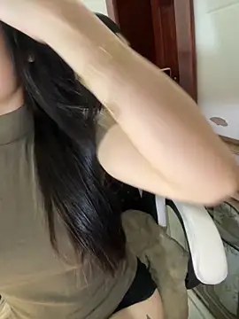 Hanh Luxii online show from 10.11.25