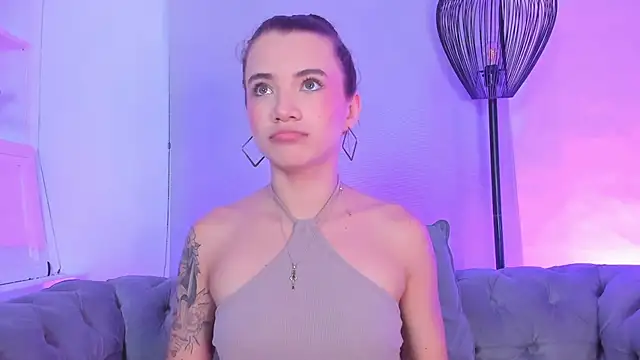 Snapshot of aitana_baker_ chatting on 10.08.25 aitana baker online show from 10.08.25