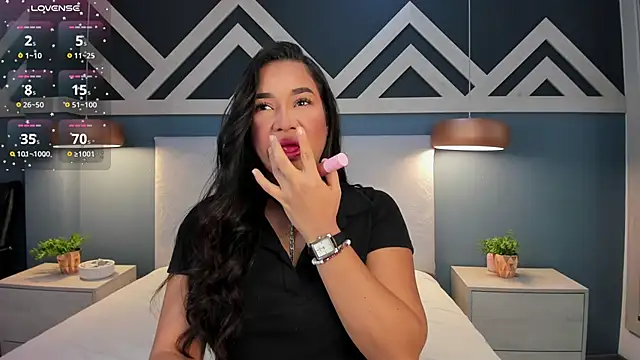 Snapshot of EmilyZahar chatting on 10.04.25 EmilyZahar online show from 10.04.25