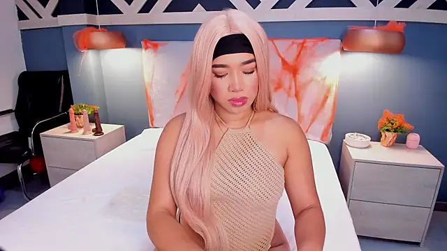 Snapshot of EmilyZahar chatting on 10.23.25 EmilyZahar online show from 10.23.25