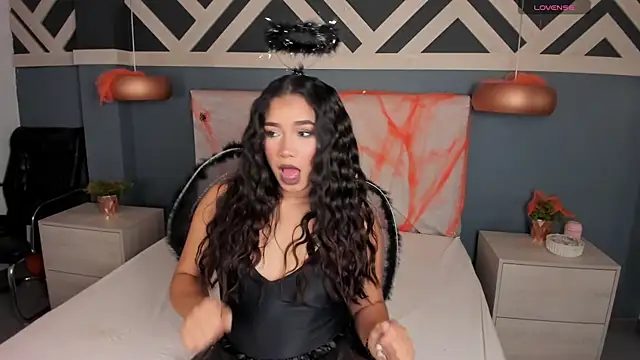 Snapshot of EmilyZahar chatting on 10.31.25 EmilyZahar online show from 10.31.25