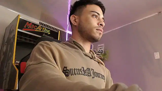 Snapshot of Bastian_MCcormick chatting on 09.19.25 Bastian MCcormick online show from 09.19.25