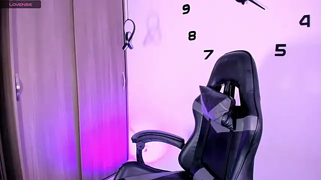 Snapshot of fhalon_foxxxys_ chatting on 09.21.25 fhalon foxxxys  online show from 09.21.25