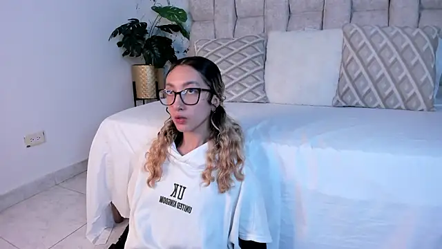 Snapshot of LauMiller chatting on 09.25.25 LauMiller online show from 09.25.25