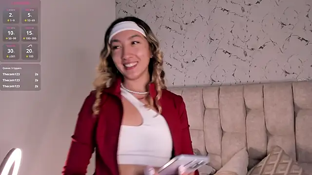 Snapshot of LauMiller chatting on 10.08.25 LauMiller online show from 10.08.25