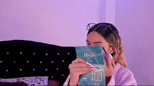 Snapshot of LauMiller chatting on 10.17.25 LauMiller online show from 10.17.25