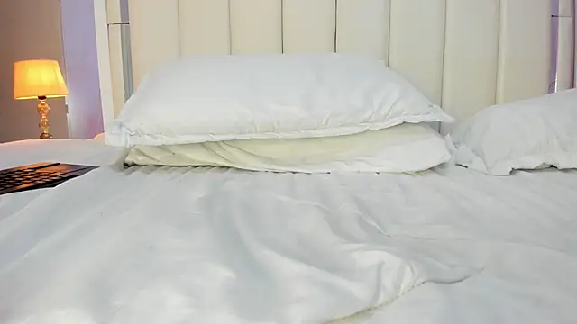 Bella Miia online show from 10.05.25