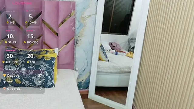 Snapshot of curvybrunnett chatting on 10.21.25 curvybrunnett online show from 10.21.25