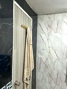 Snapshot of lynn9000 chatting on 10.01.25 lynn9000 online show from 10.01.25