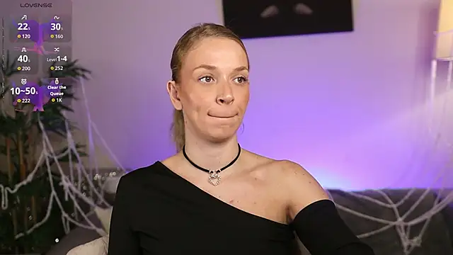 NovaHollisx online show from 10.22.25