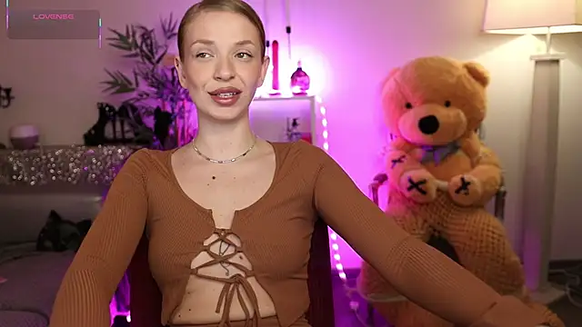 NovaHollisx online show from 04.06.26