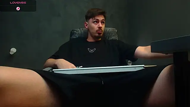 Snapshot of EnzoRace chatting on 09.12.25 EnzoRace online show from 09.12.25