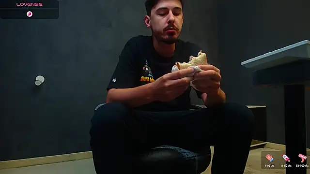 Snapshot of EnzoRace chatting on 09.25.25 EnzoRace online show from 09.25.25