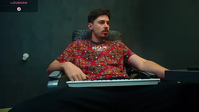 Snapshot of EnzoRace chatting on 09.27.25 EnzoRace online show from 09.27.25