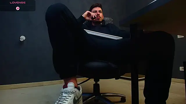 Snapshot of EnzoRace chatting on 09.28.25 EnzoRace online show from 09.28.25