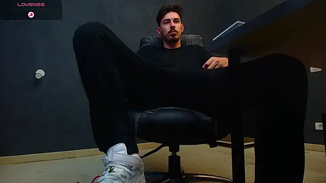 Snapshot of EnzoRace chatting on 09.29.25 EnzoRace online show from 09.29.25