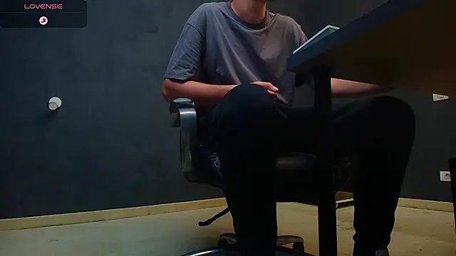 Snapshot of EnzoRace chatting on 09.30.25 EnzoRace online show from 09.30.25