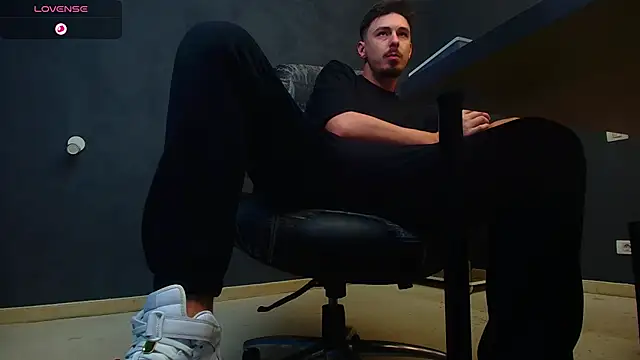 Snapshot of EnzoRace chatting on 10.01.25 EnzoRace online show from 10.01.25