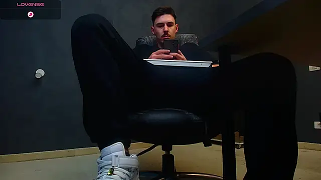 Snapshot of EnzoRace chatting on 10.02.25 EnzoRace online show from 10.02.25