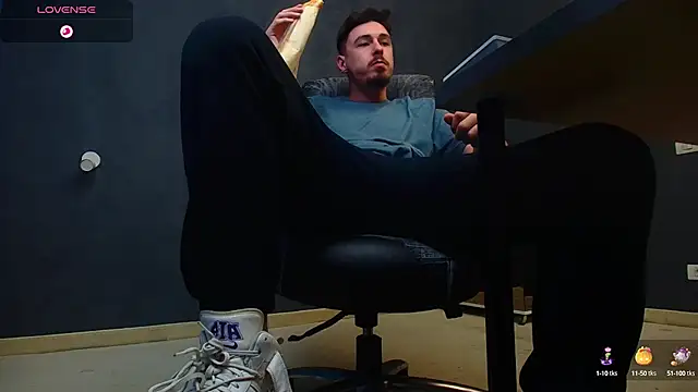 Snapshot of EnzoRace chatting on 10.03.25 EnzoRace online show from 10.03.25